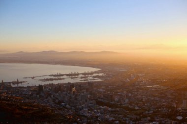 Lion 's Head dağından (Cape Town, Güney Afrika) gün doğumu. Seçici odak