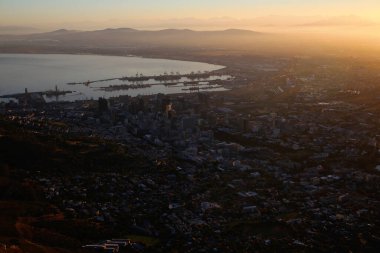 Cape Town 'da Atlantik kıyısında nefes kesici bir gün doğumu.