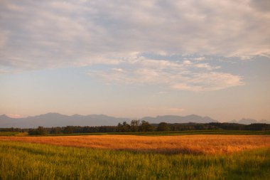 Bavyera 'daki dağ manzarasının üzerinde güzel bir gün batımı