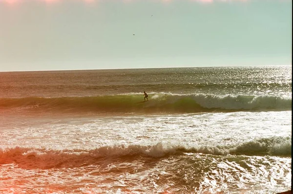 Foto Analógica Foto Filme Surfista Com Placa Oceano — Fotografia de Stock