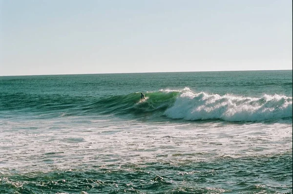 Photo Analogique Film Photo Surfeur Avec Planche Dans Océan — Photo