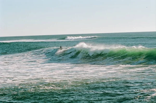Analoge Foto Film Foto Van Surfer Met Boord Oceaan — Stockfoto
