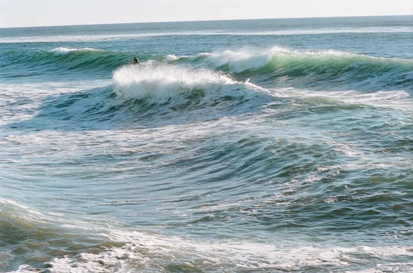 アナログ写真だ 海にボードがあるサーファーのフィルム写真 — ストック写真
