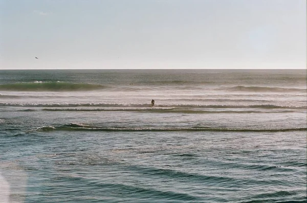 Foto Analógica Foto Filme Surfista Com Placa Oceano — Fotografia de Stock