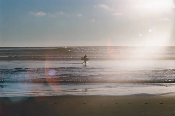 Analoge Foto Filmfoto Van Surfer Met Boord Oceaan Zonnestralen Zonsondergang — Stockfoto