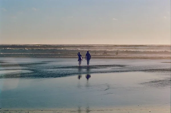 Film Foto Laut Dan Orang Menikmati Matahari Terbenam — Stok Foto