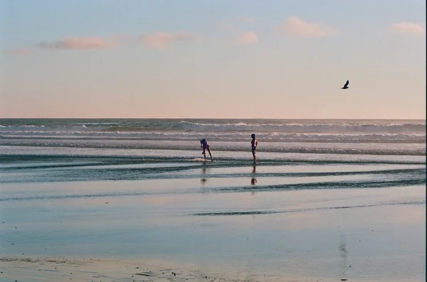 Film Foto Laut Dan Orang Menikmati Matahari Terbenam — Stok Foto