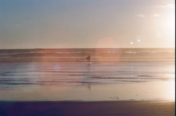 Analoges Foto Filmfoto Eines Surfers Mit Brett Meer Sonnenstrahlen Sonnenuntergang — Stockfoto