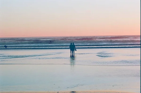 Κινηματογραφική Φωτογραφία Του Ωκεανού Και Των Ανθρώπων Που Απολαμβάνουν Ηλιοβασίλεμα — Φωτογραφία Αρχείου