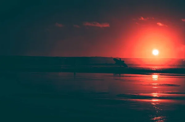 Roter Heller Sonnenuntergang Und Surfer Mit Brett Meer — Stockfoto