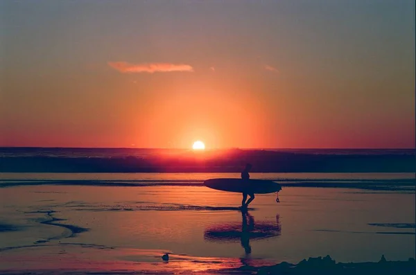 Coucher Soleil Lumineux Rouge Surfeur Avec Planche Dans Océan — Photo