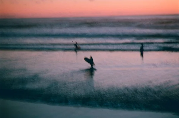 Film Photo Surfeurs Dans Océan Flou Film Photo — Photo