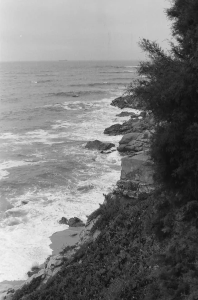 白黒35ミリフィルム海の波 — ストック写真