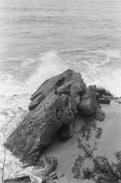 白黒35ミリフィルム海の波 — ストック写真