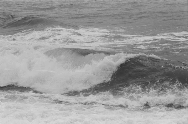 Zwart Wit 35Mm Film Oceaangolven — Stockfoto
