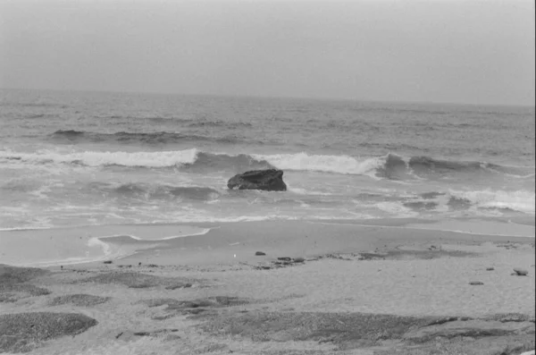 Hitam Dan Putih Film 35Mm Gelombang Laut — Stok Foto