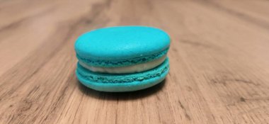 Ahşap masa yüzeyinde mavi badem kurabiyesi 