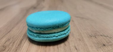 Ahşap masa yüzeyinde mavi badem kurabiyesi 