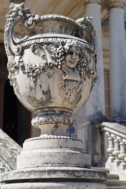 Saray binasında heykel. 