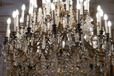 Kristalli lüks avize, klasik aydınlatma.