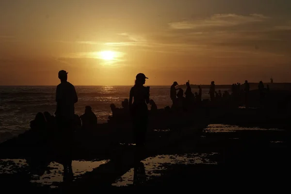 Orang Siluet Laut Selama Matahari Terbenam — Stok Foto
