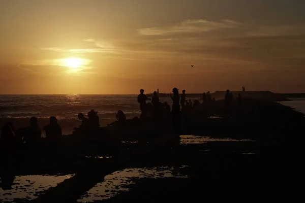 Menschensilhouetten Meer Bei Sonnenuntergang — Stockfoto