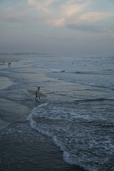 Okyanusta Sörf Tahtası Olan Bir Sörfçü Figür Foz Portekiz 2023 — Stok fotoğraf