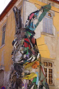 Bordallo II 'den Half Rabbit. Gaia, Portekiz 2023. Porto. Çöpten yapılmış dev heykel. 