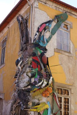 Bordallo II 'den Half Rabbit. Gaia, Portekiz 2023. Porto. Çöpten yapılmış dev heykel. 