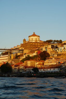 Porto şehir mimarisi ve Douro Nehri, Portekiz 2023 'te gün batımı manzarası