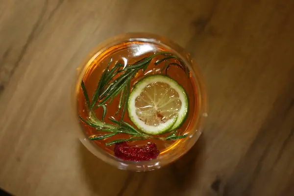 Cocktail Glas Gelbes Getränk Trinken Mit Rosmarin Zitrone Und Blasen Stockbild