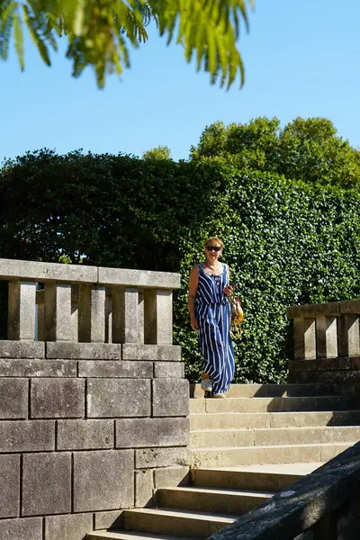 Mujer Con Estilo Gafas Caminando Por Las Escaleras Jardín Botánico — Foto de Stock