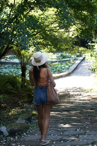 Mulher Chapéu Verão Jardim Botânico Com Árvores Verão Natureza Imagens De Bancos De Imagens Sem Royalties