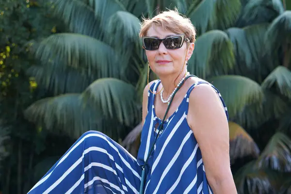 Mulher Elegante Óculos Desfrutando Jardim Botânico Verão Fotografia De Stock