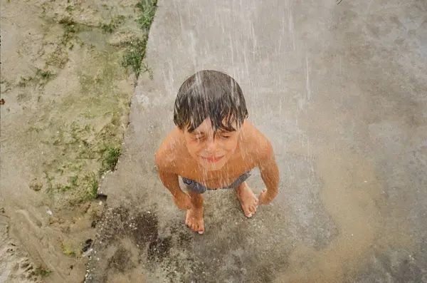 Білий Хлопчик Закритими Очима Стоїть Під Дощем — стокове фото