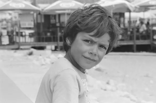 Portretul Alb Negru Băiatului Caucazian Privind Cameră Fotografie de stoc