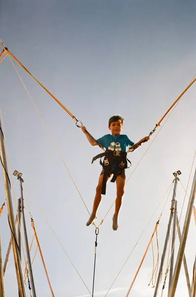 Junge Springt Mit Seil Blauen Himmel Stockfoto