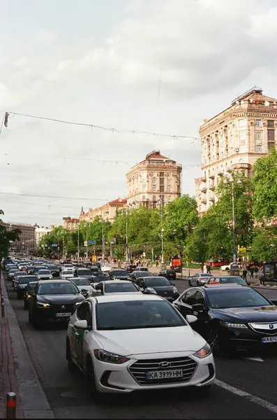 Ukrayna, Kyiv. Trafik arabalı yol 
