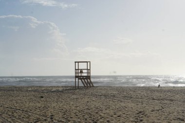Okyanustaki kumsalda cankurtaran kulesi. Portekiz 
