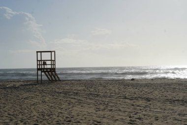 Okyanustaki kumsalda cankurtaran kulesi. Portekiz 