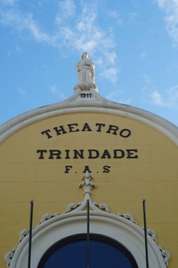 Portekiz. Mavi gökyüzüne karşı eski tiyatro 