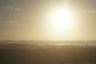 Okyanus dalgaları üzerinde gün batımı, seyahat ve doğanın vücut bulmuş hali..