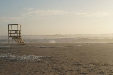 Yaz günbatımı gökyüzü okyanusun üstünde. ahşap cankurtaran kulesi 