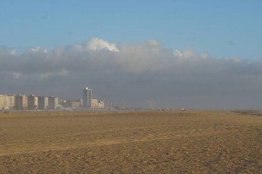 Yaz günbatımı gökyüzü ve Figür da Foz 'daki küçük eski kasaba evleri. Portekiz