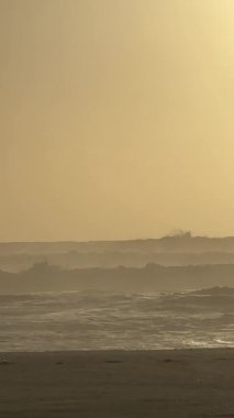 Altın saat video görüntüleri, okyanus dalgaları üzerinde gün batımı gökyüzü 