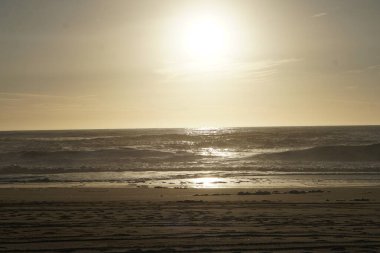 Okyanus ya da deniz suyunun üzerinde güzel bir gün batımı 