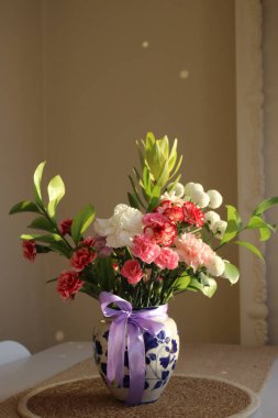 Vazoda güzel bir buket çiçek.