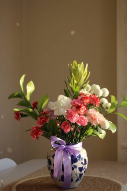 Beyaz arka planda vazoda güzel bir buket çiçek.