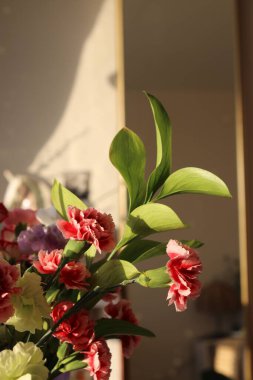 Vazoda güzel bir buket çiçek.