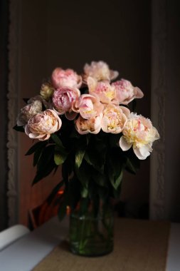 Vazodaki şakayık çiçekleri. Güzel buket. 